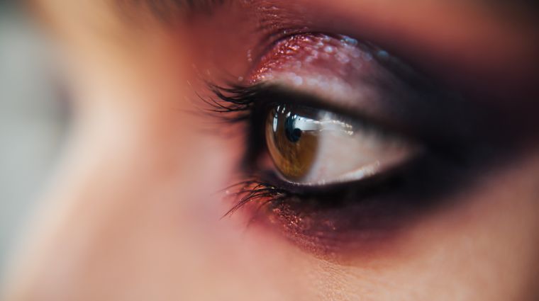 Nahaufnahme eines geschminkten Auges mit perfektem Make-up