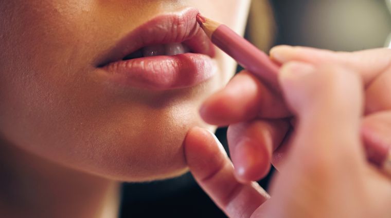 Nahaufnahme von Lippen, die professionell geschminkt werden