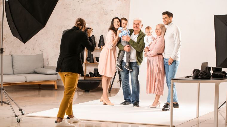 Fotograf im Studio, der eine Familie nach professionellem Styling ablichtet