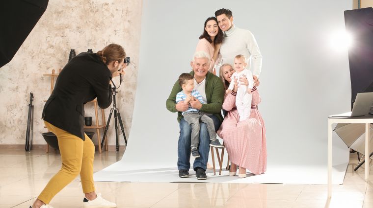Fotograf im Studio, der eine Familie nach professionellem Styling ablichtet